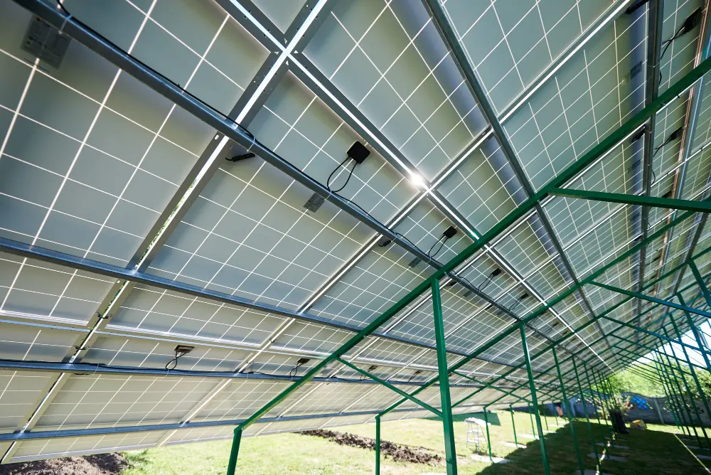 Pannelli fotovoltaici visti da sotto