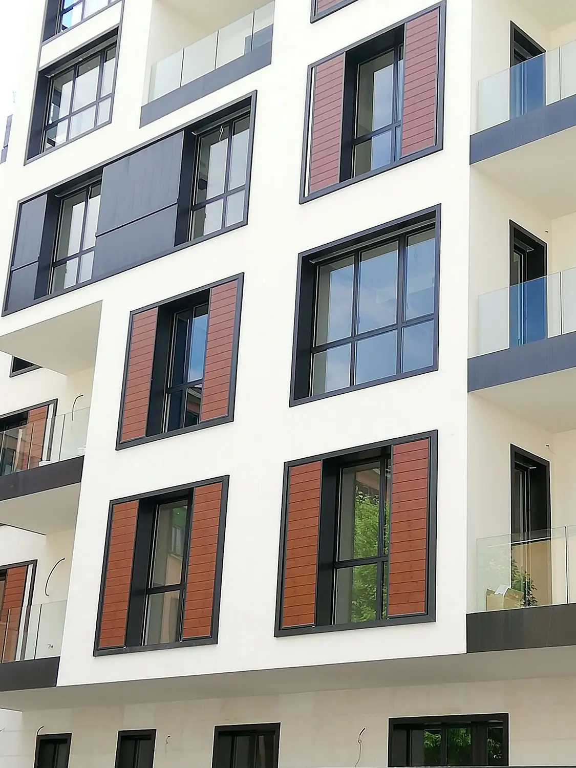 edificio con numerose finestre